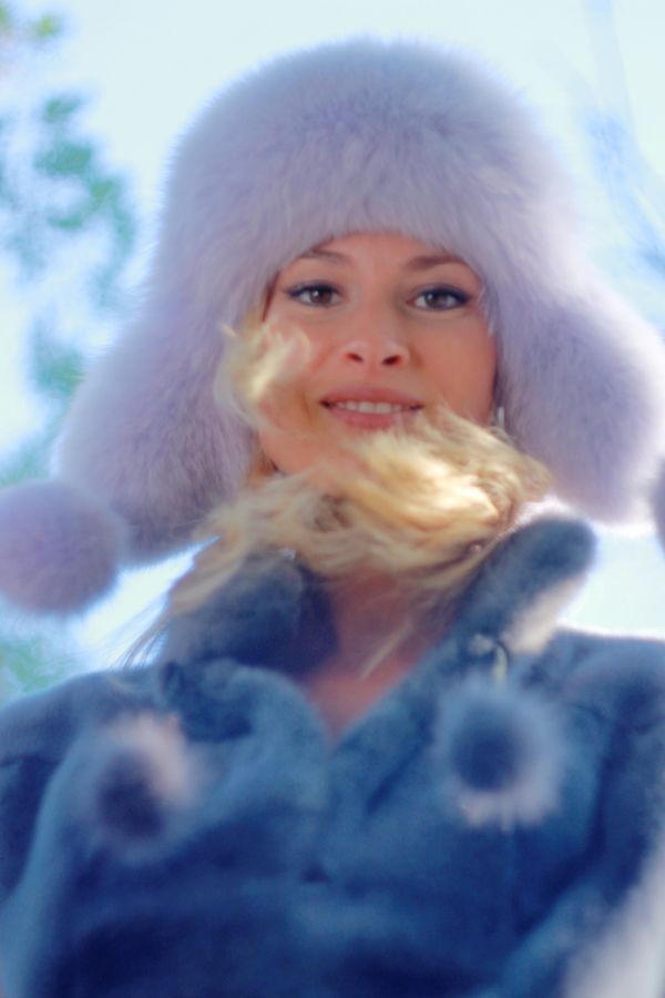 Szürke nerc mellény, festett kék róka szőrme “Tundra” tipusú sapka